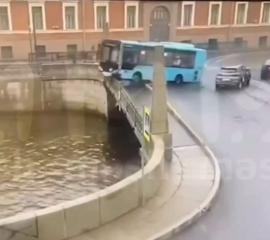 Αγία Πετρούπολη: Λεωφορείο γεμάτο επιβάτες έπεσε σε ποτάμι (VIDEO)