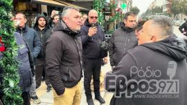 ΒΙΝΤΕΟ-Έβρος: Αγρότες πέταξαν σανό, γάλα και κρεμμύδια έξω από γραφεία βουλευτών