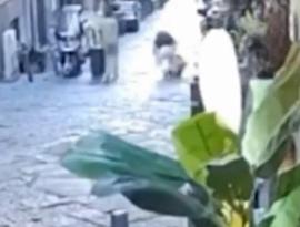 Νάπολη: Ανήλικος πέταξε άγαλμα 12 κιλών από μπαλκόνι και σκότωσε τουρίστρια – Βίντεο ντοκουμέντο