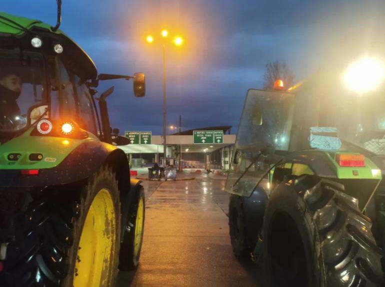 Σέρρες: Στο τελωνείο Προμαχώνα παρατάσσονται τα τρακτέρ των αγροτών