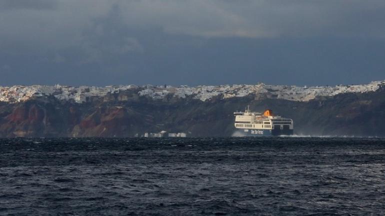 Δίχως τέλος το μπαράζ Ρίχτερ στις Κυκλάδες – Χιλιάδες κόσμου έφυγαν από την Σαντορίνη