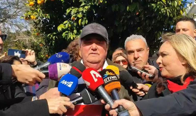 Κώστας Ανεστίδης έξω από Μαξίμου: «Θέλουμε να μας δώσουν τα κλεμμένα λεφτά που μας έτρωγαν έξι χρόνια»