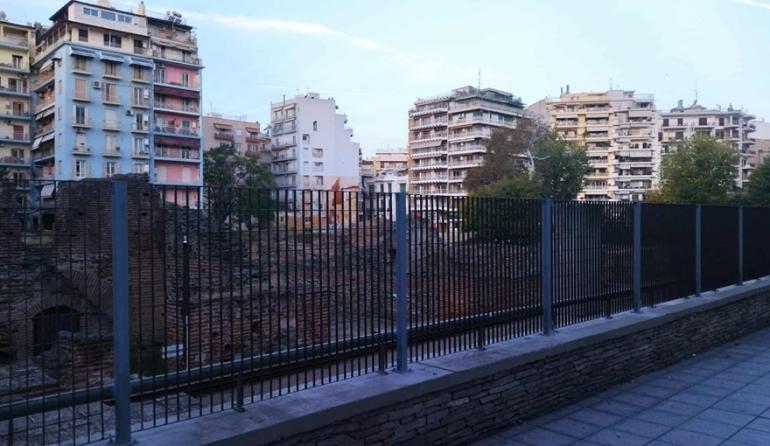 Θεσσαλονίκη: Όπως μπήκαν έτσι βγαίνουν τα κάγκελα στο Γαλεριανό