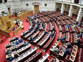 Βουλή: Μετωπική σύγκρουση Μητσοτάκη – Ανδρουλάκη για τον ΟΠΕΚΕΠΕ