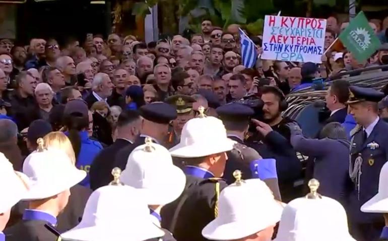 Κηδεία Κώστα Σημίτη: Πανό με ευχαριστίες για τη συμβολή του στην ένταξη της Κύπρου στην Ε.Ε. – “Σ’ ευχαριστούμε”