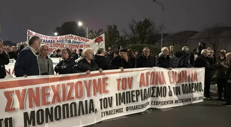 Μαζική πορεία στη Θεσσαλονίκη για την 52η επέτειο του Πολυτεχνείου (VIDEO)