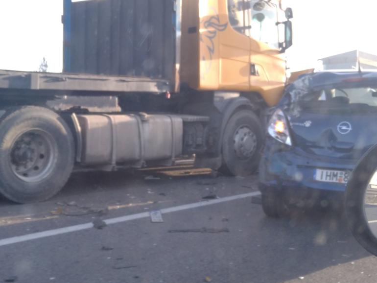 ΦΩΤΟ-ΒΙΝΤΕΟ-Θεσσαλονίκη: Σύγκρουση τριών οχημάτων με νταλίκα-Μποτιλιάρισμα μέχρι την στροφή Αγχιάλου