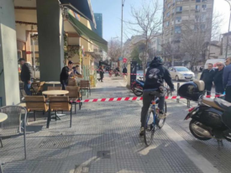 Θεσσαλονίκη-Τεράστιο τζάμι έπεσε στο πεζοδρόμιο της Πολυτεχνείου- Από τύχη δεν τραυματίστηκε κανείς