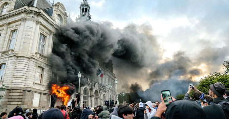 Νεκρός από ανακοπή διαδηλωτής στη Γαλλία, ακρωτηριάστηκε 17χρονος - Χάος, συγκρούσεις και λεηλασίες από το Παρίσι μέχρι και τη Μασσαλία