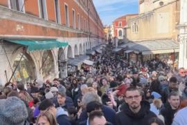 ΒΙΝΤΕΟ-Βενετία: Απίστευτος συνωστισμός για το φημισμένο Καρναβάλι λίγο πριν επιβληθεί το τέλος εισόδου