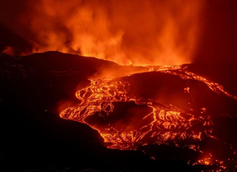 Έκρηξη στην Αίτνα: Εντυπωσιακή ροή λάβας στην κοιλάδα Βάλε ντελ Μπόβε (VIDEO)