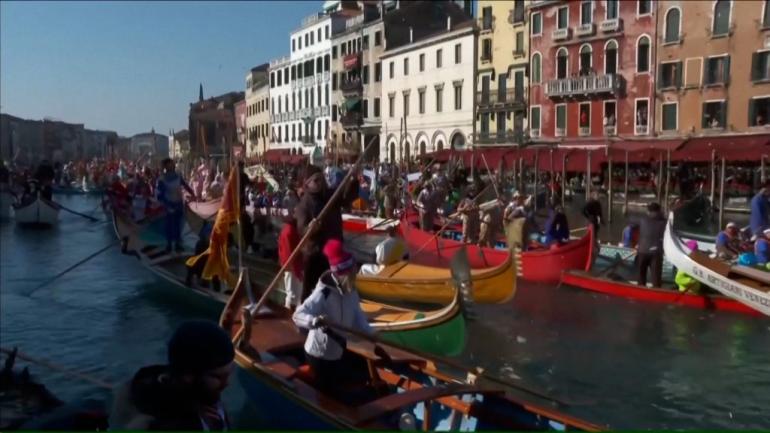 Χρώμα, μεταμφιέσεις και χιούμορ στην πλωτή παρέλαση του Καρναβαλιού της Βενετίας