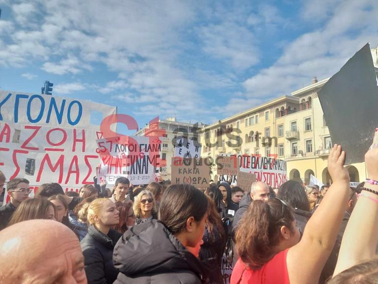 Λαοθάλασσα στους δρόμους της Θεσσαλονίκης