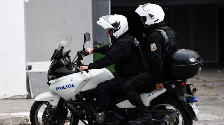 Αυτοκίνητο παρέσυρε και εγκατέλειψε δύο αστυνομικούς της ομάδας ΔΙ.ΑΣ