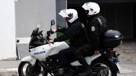 Αυτοκίνητο παρέσυρε και εγκατέλειψε δύο αστυνομικούς της ομάδας ΔΙ.ΑΣ