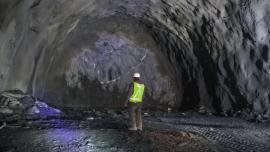 Ζωντανοί οι 40 εργάτες στην Ινδία που έχουν παγιδευθεί από κατάρρευση σήραγγας