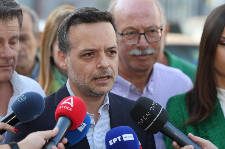 Η απάντηση Δούκα για το σβήσιμο των ονομάτων των θυμάτων των Τεμπών στο Σύνταγμα