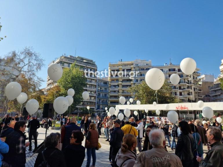 Θεσσαλονίκη: Λευκά μπαλόνια στον ουρανό για τα θύματα των τροχαίων σε μια συγκινητική εκδήλωση