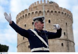 Θεσσαλονίκη: 37χρονη οδηγός αγνόησε τις υποδείξεις τροχονόμου και τον πάτησε στο πόδι!