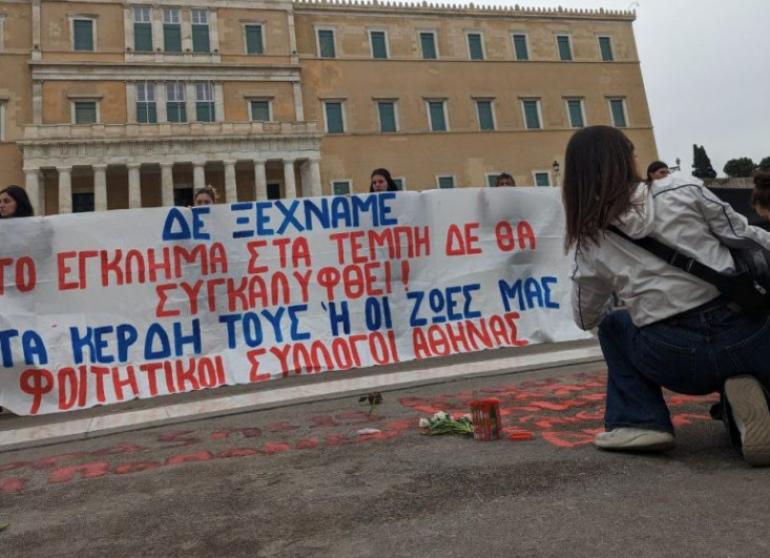 Τραγωδία στα Τέμπη: Φοιτητές ξαναγράφουν ονόματα των 57 θυμάτων μπροστά στον Άγνωστο Στρατιώτη