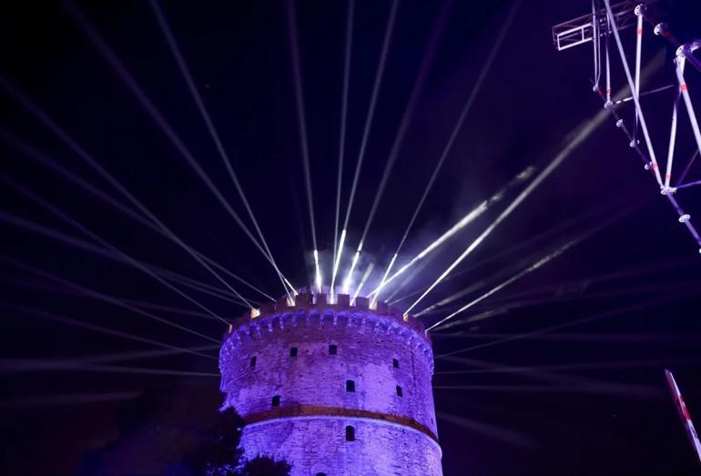Θεσσαλονίκη: Μεγάλο πάρτι αλλαγής του χρόνου στον Λευκό Πύργο – Κορυφαίοι djs και laser show (VIDEO)