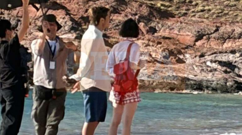 Η Λίλι Κόλινς στη Μύκονο για τα γυρίσματα του Emily in Paris - Η βίλα των 20.000 ευρώ την ημέρα