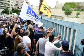 Απεργία ταξί: Στο υπουργείο Μεταφορών οι οδηγοί με καπνογόνα και αντίσκηνα