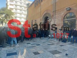 Θεσσαλονίκη: Κοσμοσυρροή για το τελευταίο αντίο στον Βασίλη Καρρά