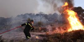 Φωτιά στην Αττική: Μήνυμα 112 για εκκένωση από Ανάβυσσο και Παλαιά Φώκαια