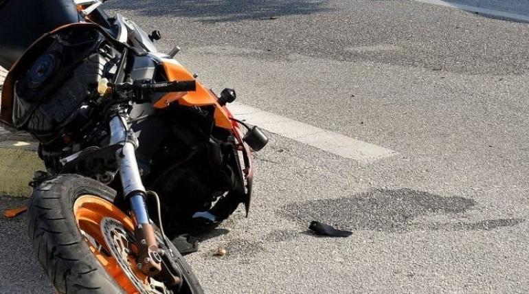 Θεσσαλονίκη: Τροχαίο με δύο τραυματίες στο κέντρο – Συγκρούστηκαν ΙΧ με δίκυκλο