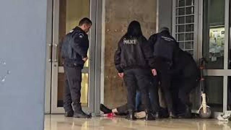 ΒΙΝΤΕΟ-Θεσσαλονίκη: 40χρονος απειλούσε ότι θα ενεργοποιήσει εκρηκτικό μηχανισμό έξω από τα Δικαστήρια