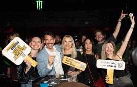 VIDEO: Όλα κερασμένα στο Fuzz Club από τον Μάκη που κέρδισε το Eurojackpot – Η θεαματική εμφάνιση με τη λευκή λιμουζίνα και ο ξέφρενος χορός με τους Trashformers στη σκηνή