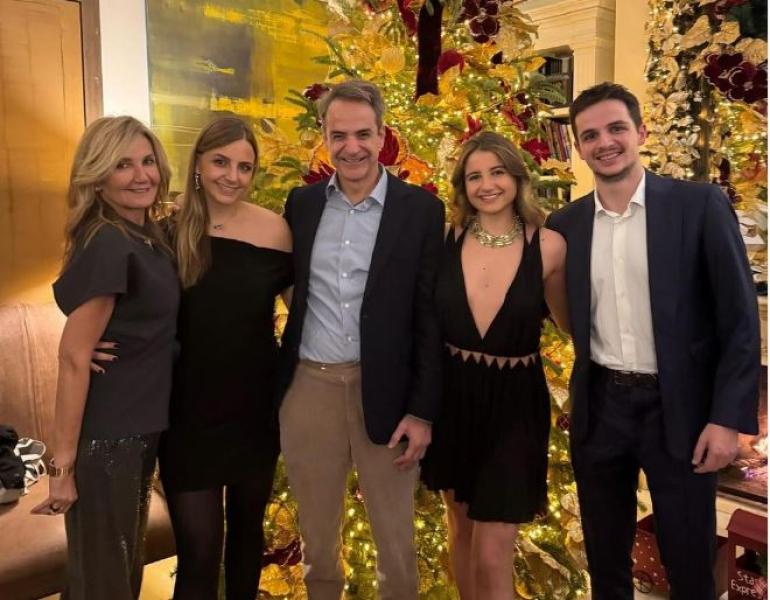 Η οικογενειακή φωτογραφία του Κυριάκου Μητσοτάκη και οι ευχές για το 2025