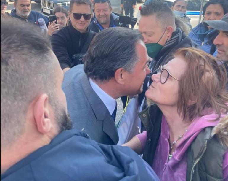 Ο Άδωνις Γεωργιάδης φίλησε διαδηλώτρια – “Είσαι πιο όμορφος από κοντά” (VIDEO)