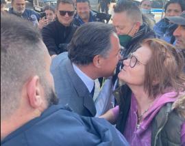 Ο Άδωνις Γεωργιάδης φίλησε διαδηλώτρια – “Είσαι πιο όμορφος από κοντά” (VIDEO)