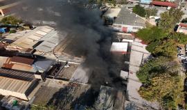 Μεγάλες καταστροφές στις δύο βιοτεχνίες στον Ελαιώνα -Κατέρρευσαν τμήματα οροφής, συνεχίζεται η κατάσβεση