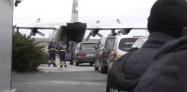 Βίντεο: Στο αεροδρόμιο της Τιμισοάρα οι επτά σοροί των οπαδών του ΠΑΟΚ – Θα μεταφερθούν με C-130 στην Ελλάδα