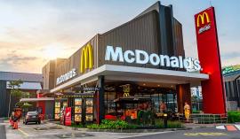 Εργαζόμενοι στη Βρετανία έκαναν αγωγή στην McDonald's για ομοφοβία, ρατσισμό και παρενόχληση