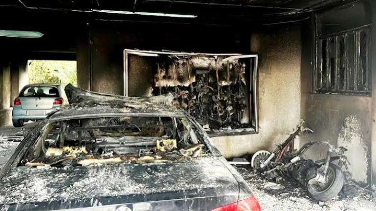 Φωτιά σε πιλοτή πολυκατοικίας στο Γαλάτσι, κάηκαν ΙΧ και μηχανή, δύο άτομα στο νοσοκομείο