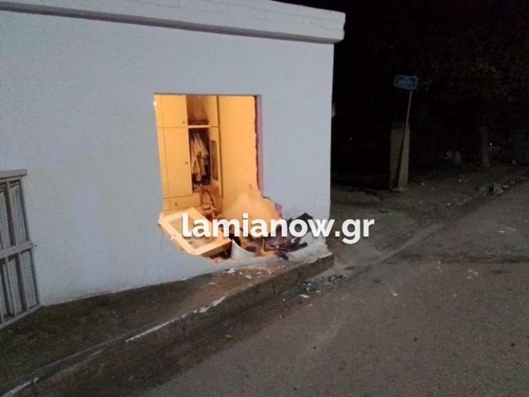 Απίστευτο τροχαίο στη Λαμία - Όχημα μπήκε στην κρεβατοκάμαρα σπιτιού