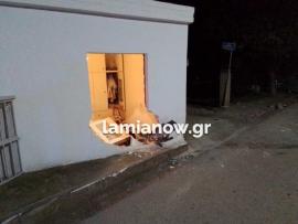Απίστευτο τροχαίο στη Λαμία - Όχημα μπήκε στην κρεβατοκάμαρα σπιτιού