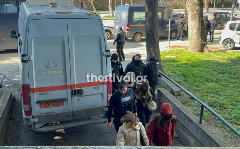 Θεσσαλονίκη: Ελεύθεροι οι 38 συλληφθέντες από την επιχείρηση στο ΑΠΘ – Αναβλήθηκε η δίκη
