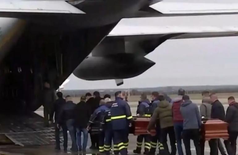 Πέταξε για Θεσσαλονίκη το C-130 με τις σορούς των επτά οπαδών του ΠΑΟΚ – Τι ώρα φτάνει στο αεροδρόμιο “Μακεδονία”