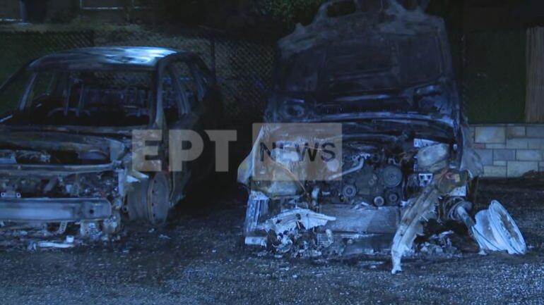 Θεσσαλονίκη: Πυρκαγιά κατέστρεψε ολοσχερώς δύο οχήματα