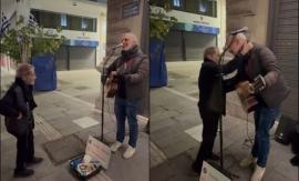 ΒΙΝΤΕΟ-Σταύρος Ξαρχάκος: Συνάντησε πλανόδιο μουσικό που τραγουδούσε το «Ήτανε μια φορά» και τον αγκάλιασε