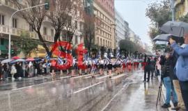 Θεσσαλονίκη: Σε εξέλιξη υπό βροχή η μαθητική παρέλαση (ΒΙΝΤΕΟ)