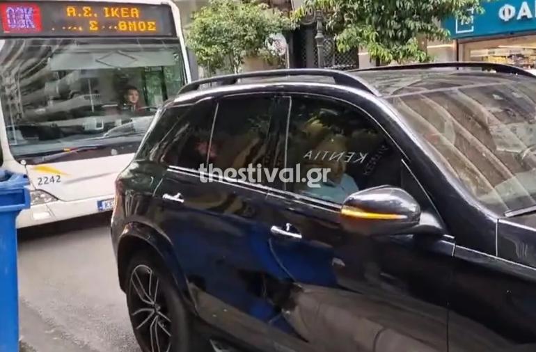 Θεσσαλονίκη: Ασυνείδητος οδηγός “μπλόκαρε” λεωφορείο στο κέντρο της πόλης – Δείτε βίντεο