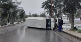 Ωραιόκαστρο ΤΩΡΑ: Φορτηγό εξετράπη της πορείας του και ανετράπη (ΦΩΤΟ)