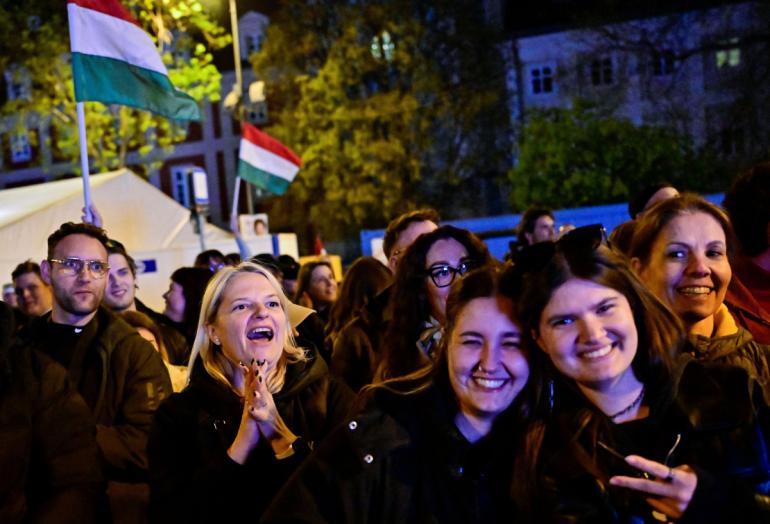Σαρωτική νίκη του Μάγιαρ στις εκλογές στην Ουγγαρία, εκθρόνισε μετά από 16 χρόνια τον Όρμπαν: «Ξεπεράσαμε μια τυραννία»