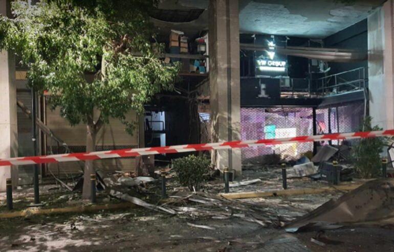 Πειραιάς: Μεγάλες υλικές ζημιές από την ισχυρή έκρηξη σε κτήριο με γραφεία και καταστήματα, δημιουργήθηκε κρατήρας